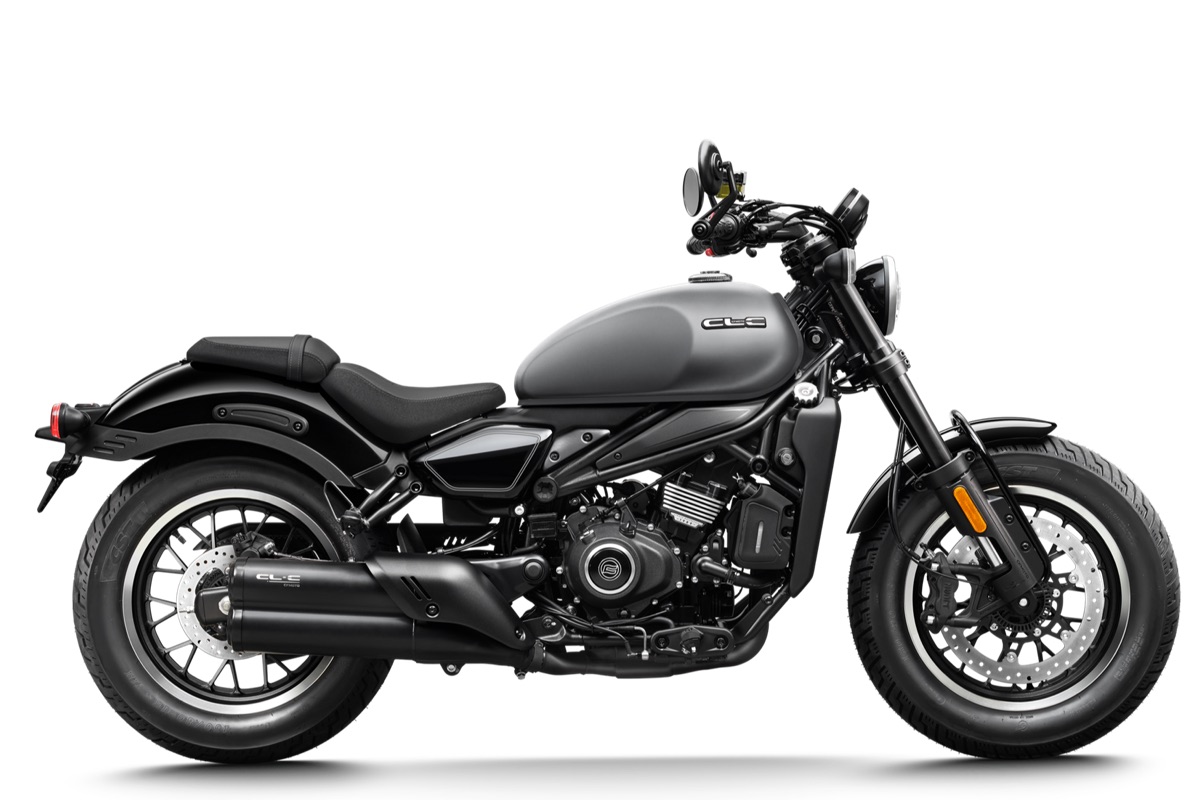 אופנוע CFMOTO 450CL-C בגימור אפור בצילום סטודיו
