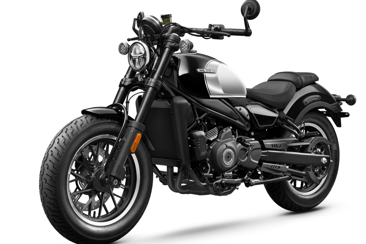 אופנוע CFMOTO 450CL-C בגימור כסוף בצילום סטודיו