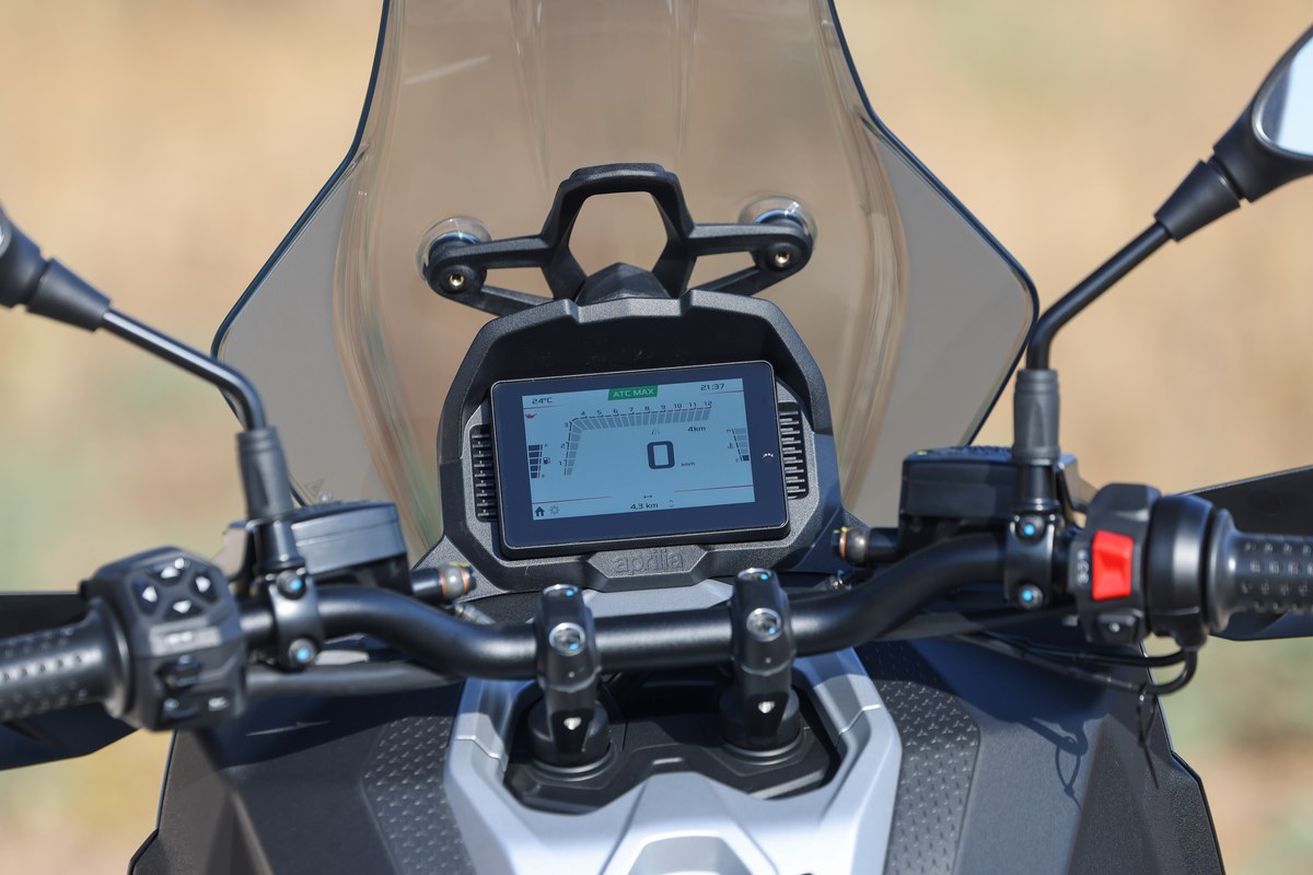 הקוקפיט של אפריליה SR GT 400 עם מסך TFT צבעוני בגודל 5 אינץ' וכידון רחב עם מגני ידיים
