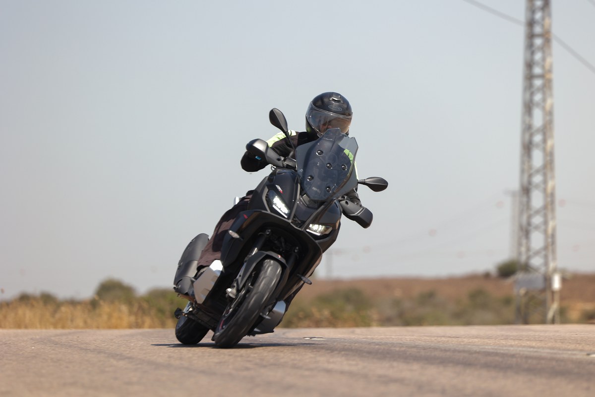 קטנוע אפריליה SR GT 400 בהטיה בתוך פנייה על כביש הררי