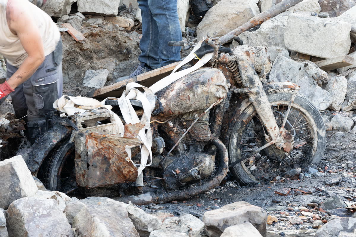 אופנוע DKW NZ 350-1 מכוסה בוץ לאחר חילוצו מגדת הדנובה בכיכר בטיאני בבודפשט