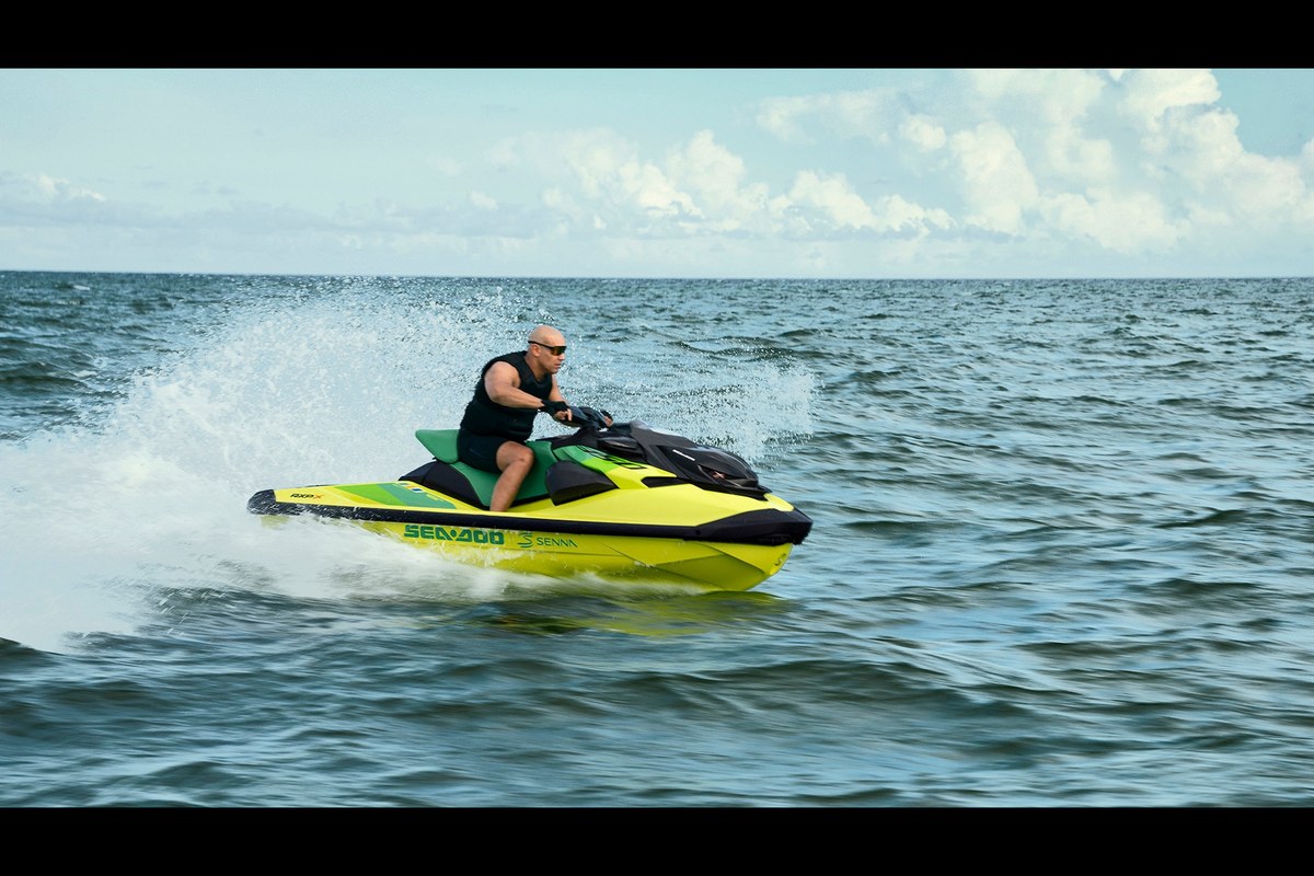 אופנוע הים סי-דו RXP-X Senna 350 בצביעה צהובה-ירוקה בהשראת קסדת איירטון סנה, בנסיעה מהירה על המים
