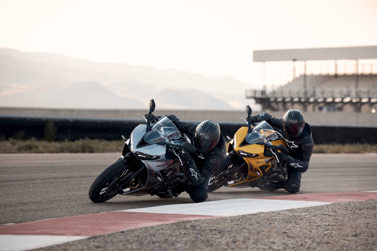 אופנוע טריומף Daytona 660 המעודכן ברכיבה על מסלול מרוצים