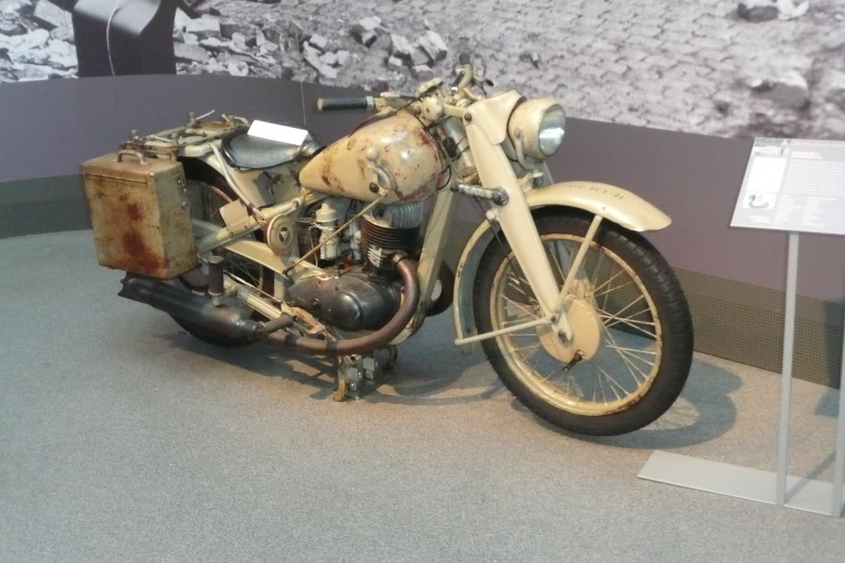 אופנוע DKW NZ 350-1 משומר בתצוגת מוזיאון אוגוסט הורך בצוויקאו, דוגמה שלמה של הדגם שנמשה מהדנובה