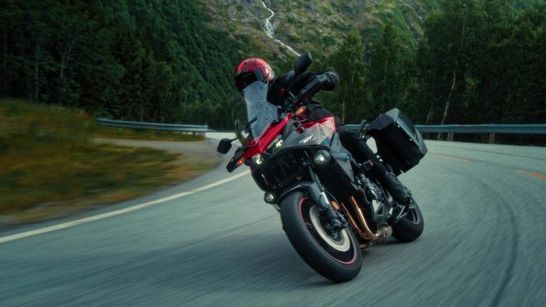הונדה CB1000GT ברכיבה על כביש הרים