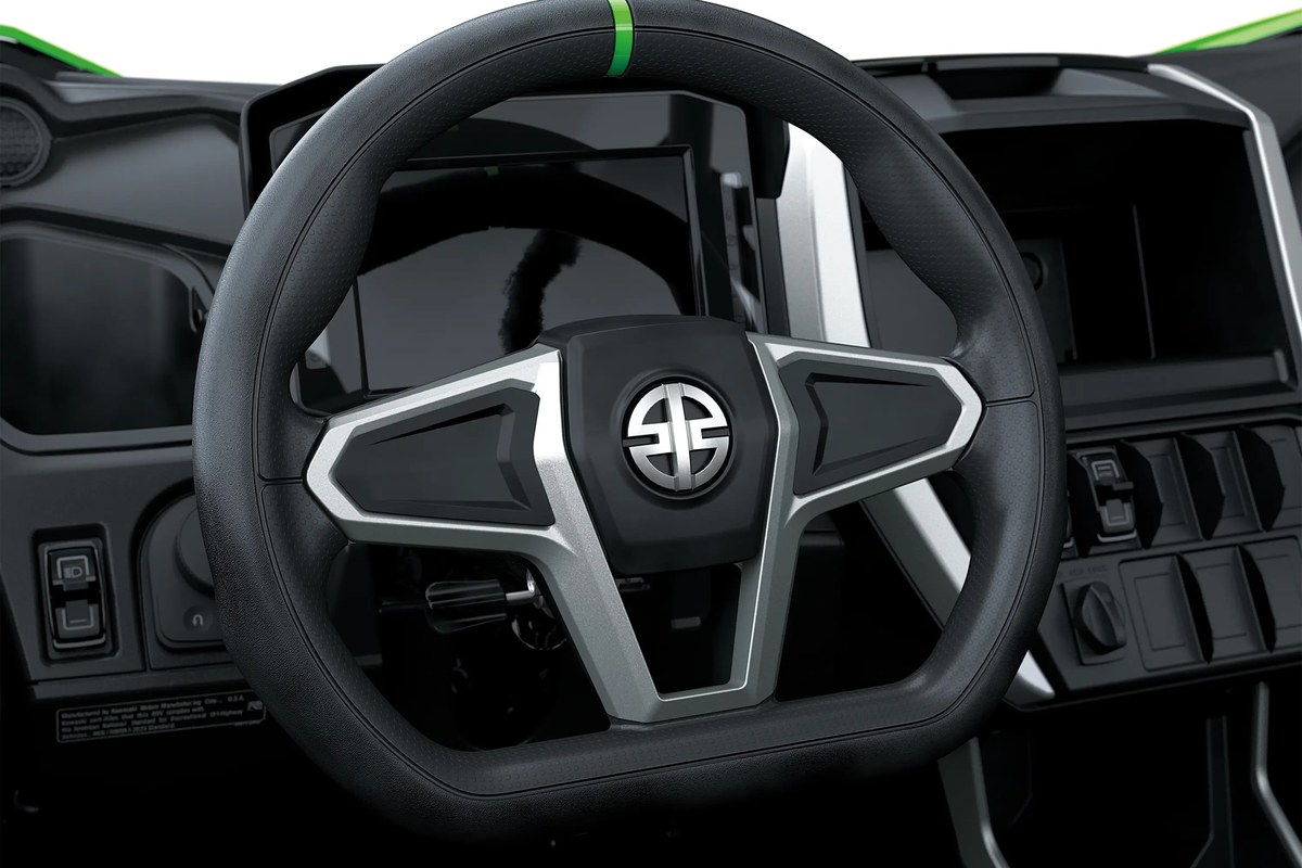 תא הנהג של קוואסאקי Teryx H2 עם מסך צבעוני ולחצני הבקרה על גשר ההגה