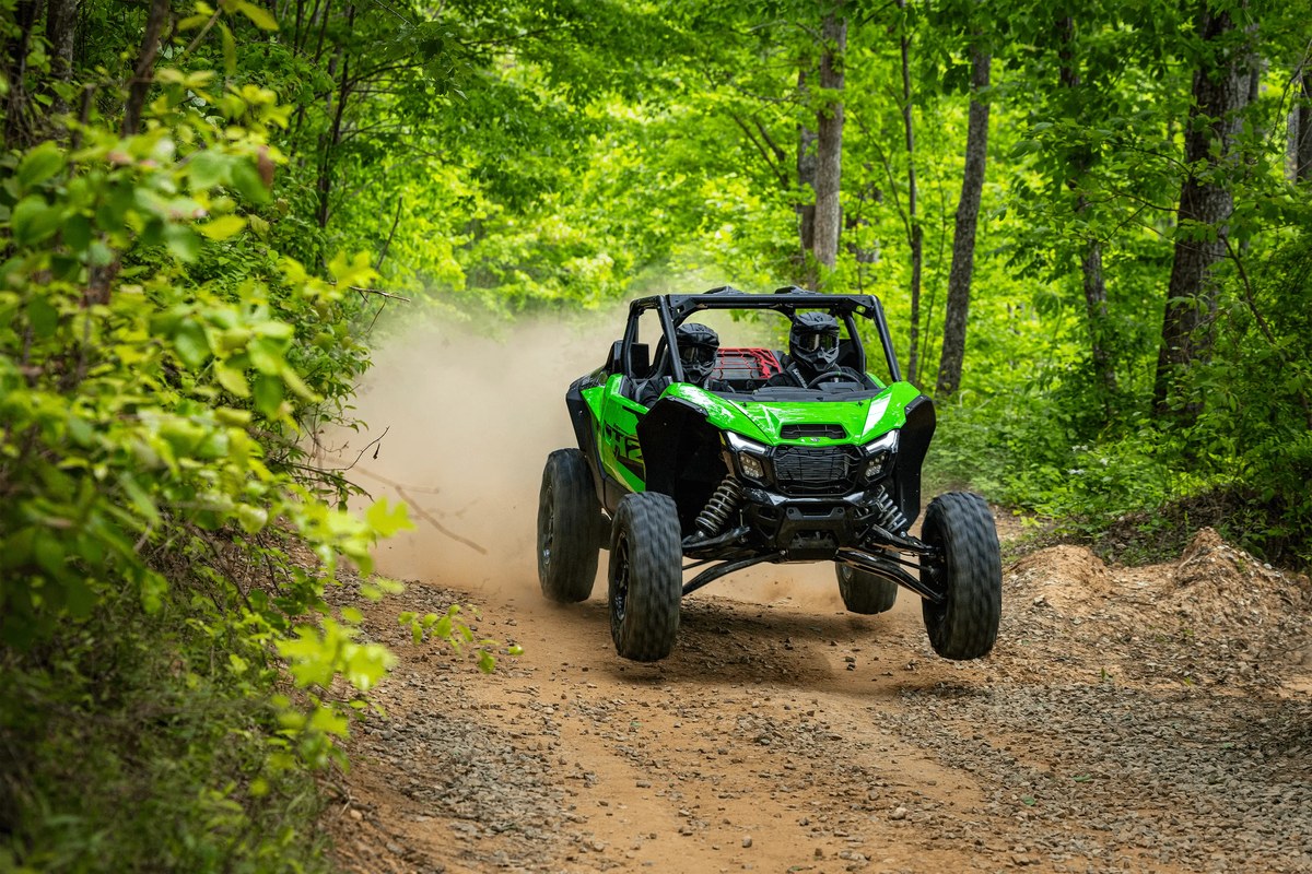 רכב השטח קוואסאקי Teryx H2 בגרסת שני מושבים בנסיעה בשטח פתוח