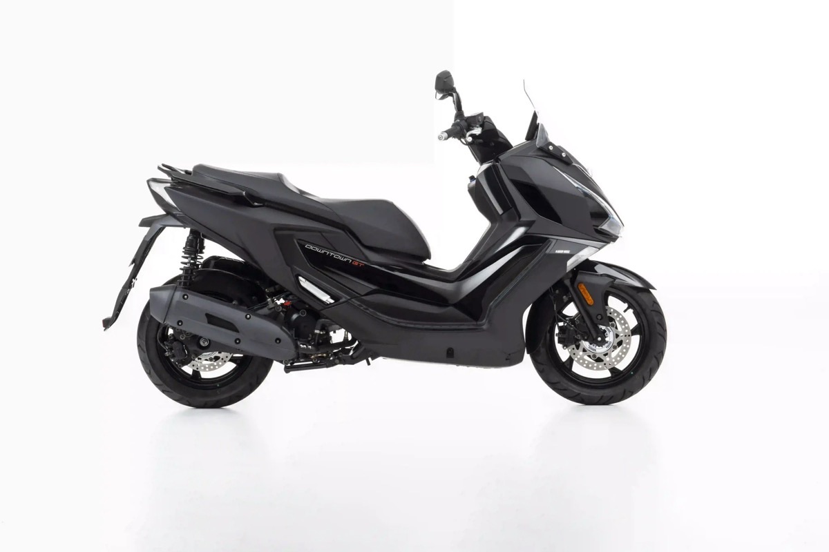 קימקו DownTown GT 125i בגוון שחור, צילום סטודיו במבט פרופיל