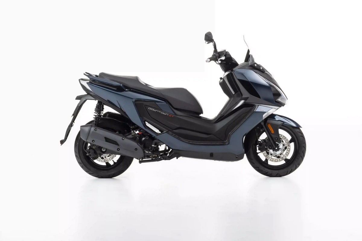 קימקו DownTown GT 125i בגוון כחול, צילום סטודיו במבט פרופיל
