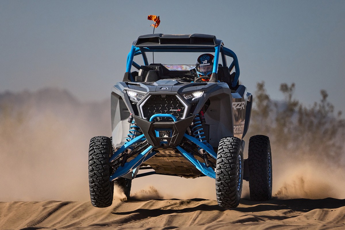 רכב השטח פולאריס RZR Pro R Boost 2027 באוויר מעל שטח חולי