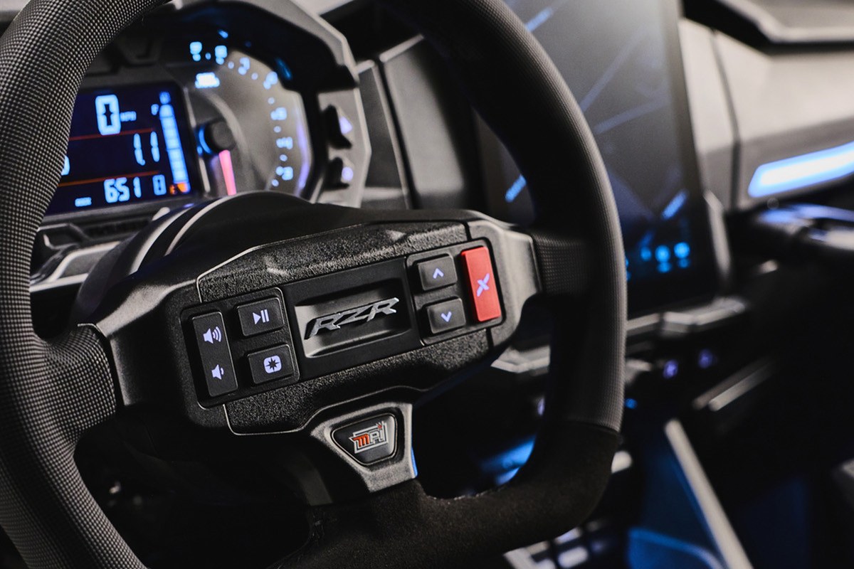 הגה ולוח המחוונים של פולאריס RZR Pro R Boost 2027, עם לחצני הבקרה על גשר ההגה