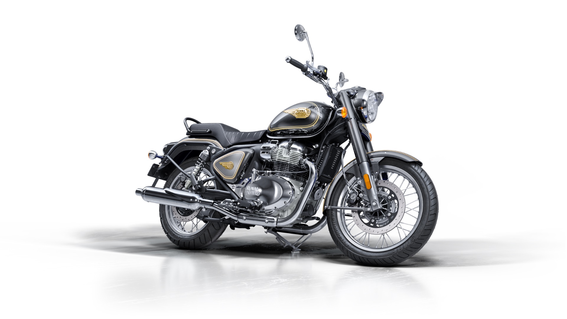 רויאל אנפילד Bullet 650 בגוון שחור, צילום סטודיו על רקע לבן במבט שלושה רבעים קדמי