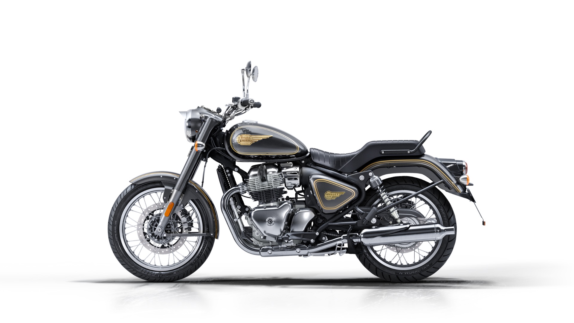 רויאל אנפילד Bullet 650 בגוון אפור כסוף, צילום סטודיו על רקע לבן במבט פרופיל שמאל
