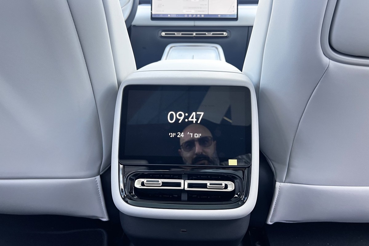 מסך השליטה של הנוסעים האחוריים באקספנג P7+, בגודל 8 אינץ׳