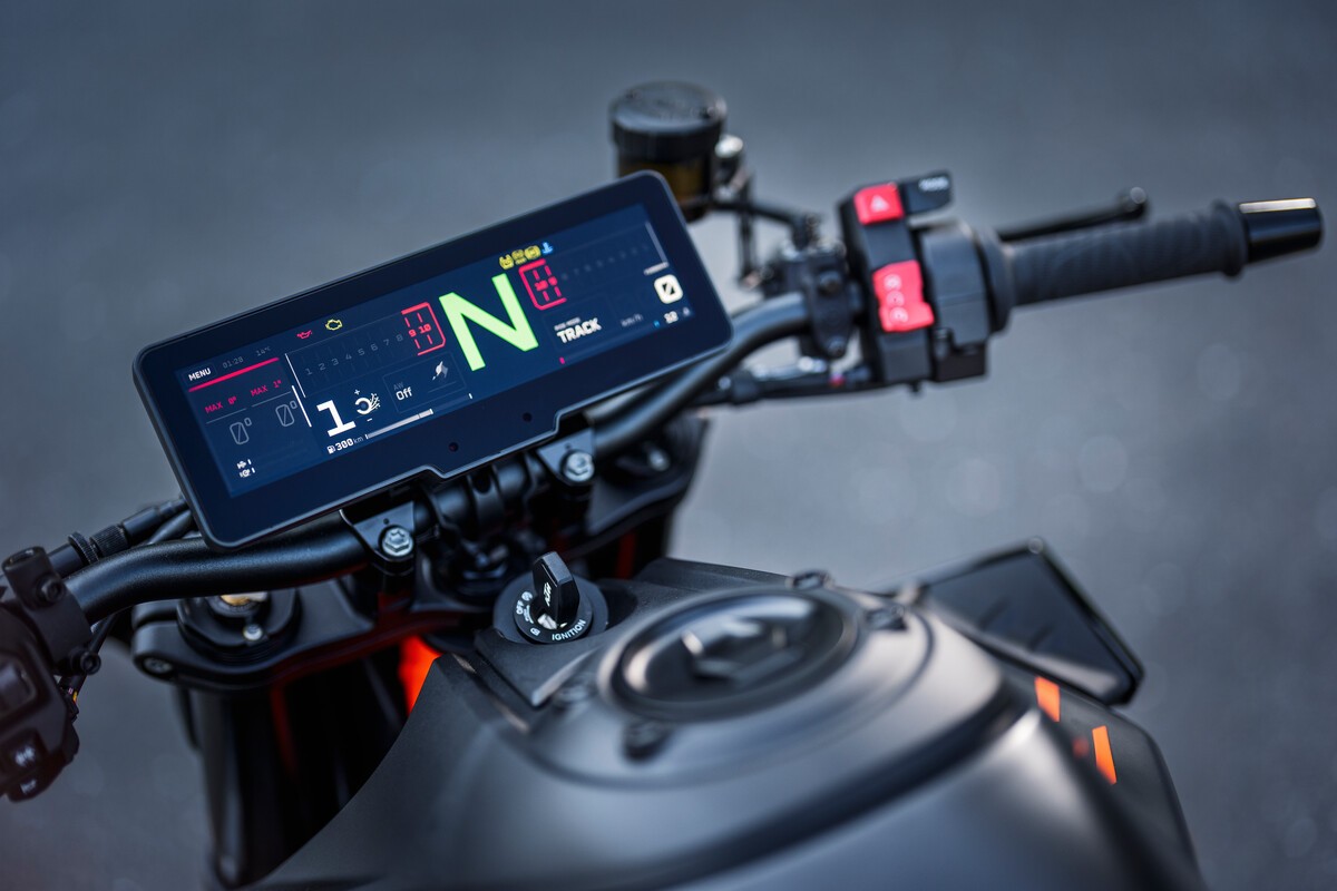 מסך המגע TFT של KTM 990 Duke R מותקן מעל הכידון, מציג הילוך סרק ומצב רכיבה Track