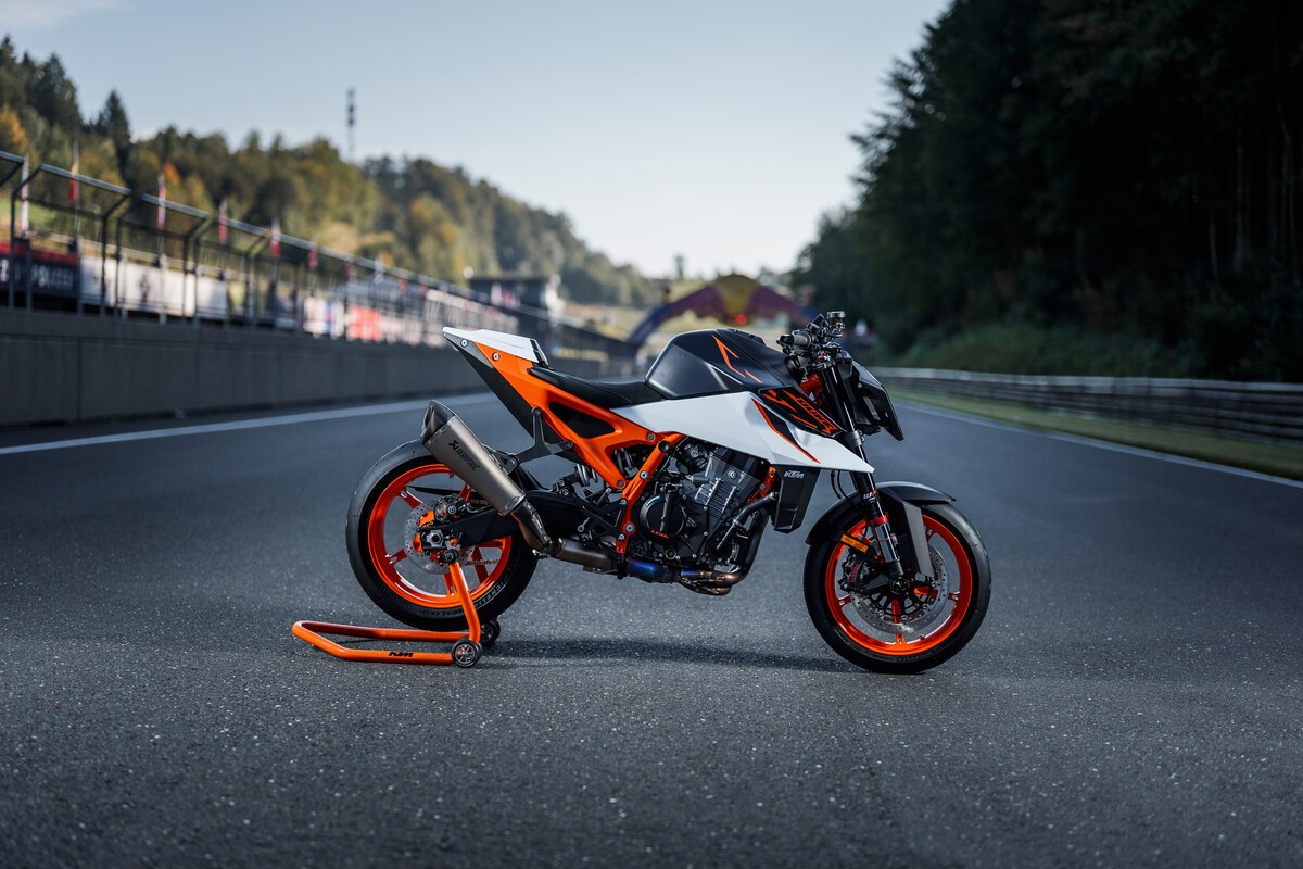 אופנוע KTM 990 Duke R בצילום סטטי מצד ימין על מסלול מרוצים, בצבעי כתום, לבן ושחור