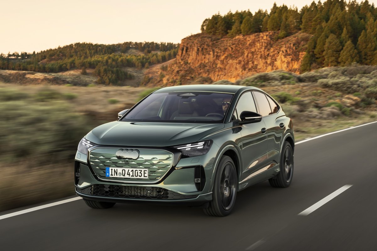 Audi Q4 Sportback e-tron בגוון ירוק בנסיעה, מבט שלושה רבעים קדמי